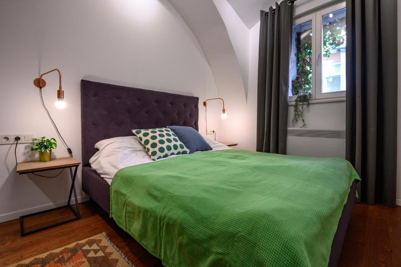 Swanky Old Town Apartment Загреб Екстериор снимка