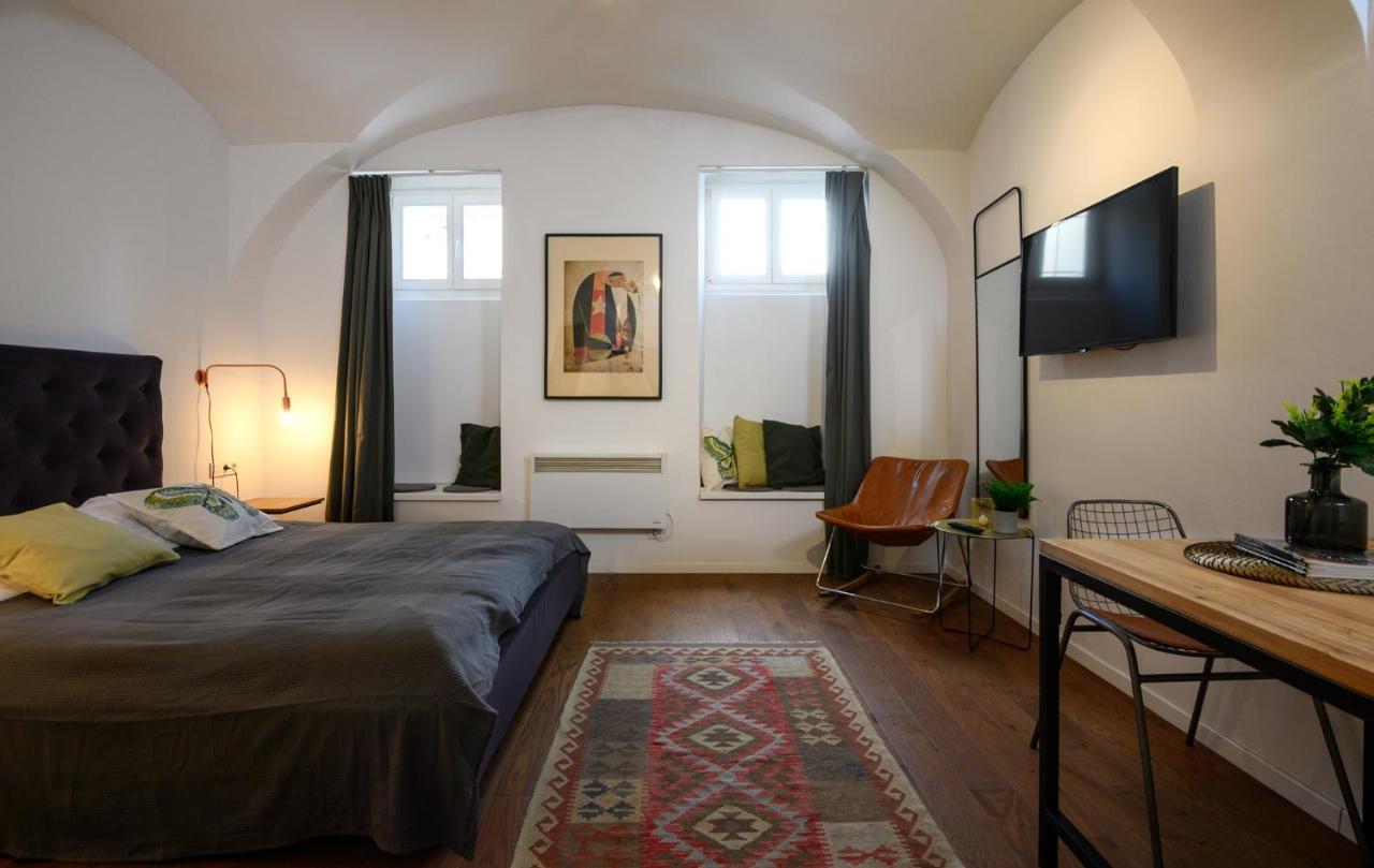 Swanky Old Town Apartment Загреб Екстериор снимка