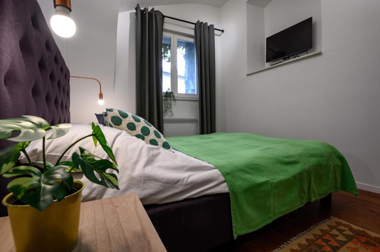 Swanky Old Town Apartment Загреб Екстериор снимка